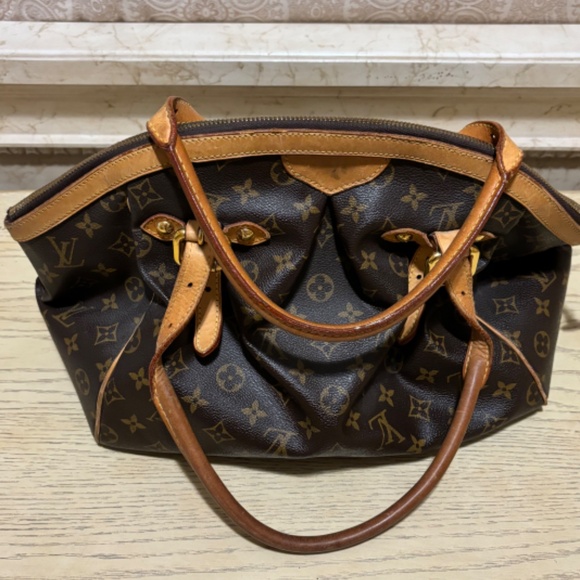 Louis Vuitton - Picture 1 of 6